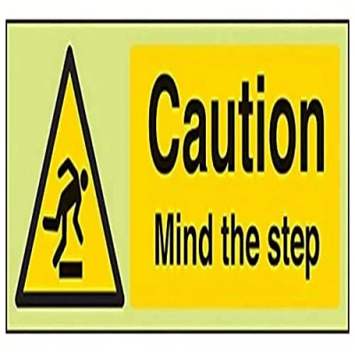 Abbildung von VSafety Warnschild mit Aufschrift &quot;Caution Mind The Step&quot;, 30 x 10 cm, leuchtet im Dunkeln, starrer Kunststoff