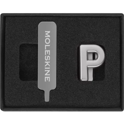 Abbildung von Moleskine Anstecknadel für Notizbuch oder Agenda BuchstabeP, Buchstaben Anstecknadel, Personalisiere den Verschluss mit einem Gummiband, Personalisierte Geschenkideen, Silberfarbe
