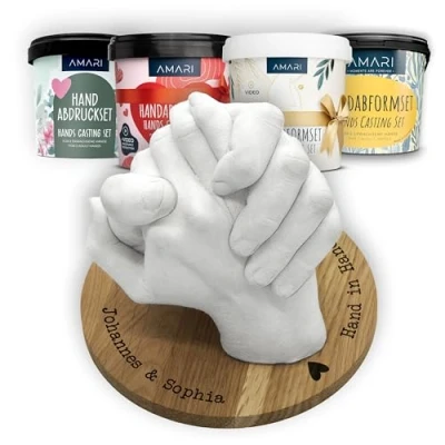 Abbildung von Amari® Personalisierbares 3D Handabdruck Set für Paare und Familie Gipsabdruck Hände mit personalisierbarem Untersetzer Gips Hand Paar Gibsabdruckset Gipshandabruck