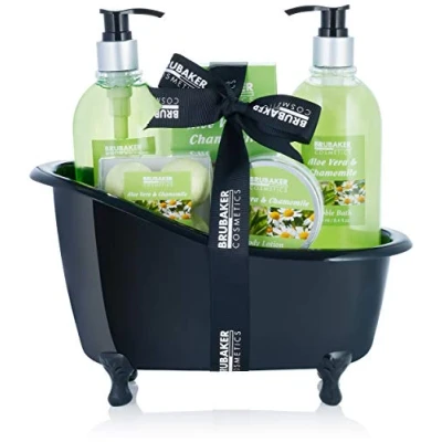 Abbildung von BRUBAKER Hautreinigungs Set Bade und Dusch Set, 9 tlg., Frauen Wellness Geschenkset mit Deko Badewanne Schwarz, Badeset Aloe Vera &amp; Kamille Duft, Pflegeset