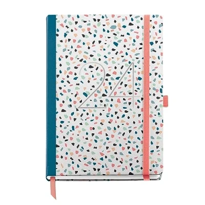Abbildung von Miquelrius Jahreskalender 2024, Wochenansicht, Größe Plus 155 x 213 mm (ähnlich A5), fester Einband, genähter Gummiverschluss, Spanisch, Englisch und Portugiesisch, Terrazzo mit Stamping