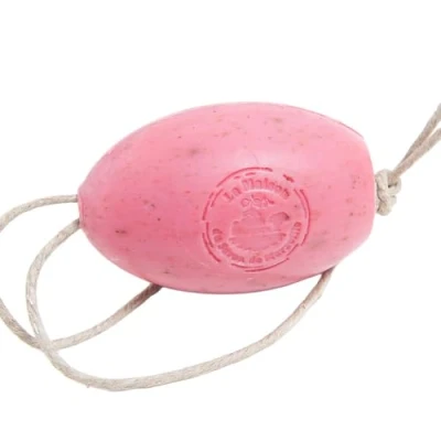 Abbildung von Savon de Marseille französische Seife an einem Seil natürliche und umweltfreundliche Handwäsche hergestellt mit Bio Arganöl Rosenblütenduft 270 g Riegel