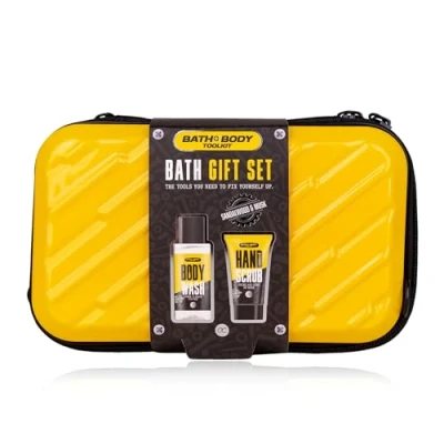 Abbildung von Accentra BATH + BODY TOOLKIT Geschenkset Männer in Hardcase Etui Bade &amp; Duschset mit Sandalwood Musk inkl. 100ml Duschgel 50ml Hand Scrub 2 Teiliges Wellness Reiseset für