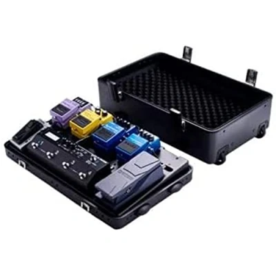 Abbildung von BOSS BCB 1000 robustes Gitarreneffekt Pedalboard im Kofferdesign Maximaler Schutz mit ausziehbarem Griff, Rollen und herausnehmbarem aus Aluminium