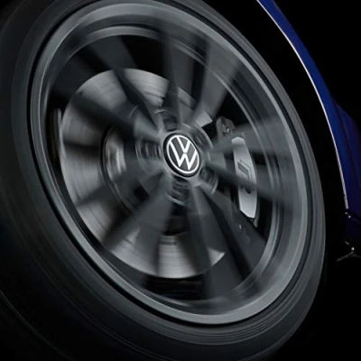 Abbildung von Volkswagen 000071213D Nabenkappe für LM Felge, dynamisch, mit stehendem Logo im Fahrbetrieb