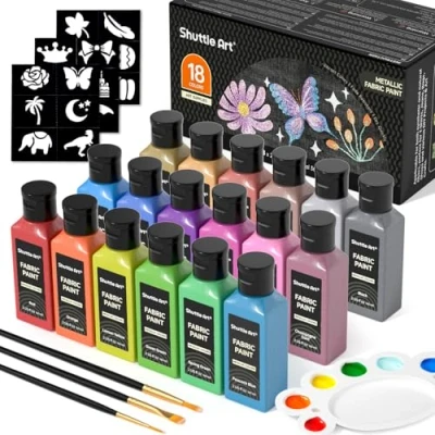 Abbildung von Shuttle Art 18 Metallic Textilfarben waschmaschinenfest, waschfeste Stoffmalfarben in Flaschen, je 60 ml, mit Pinseln, Vorlagen, Stofffarben für Kinder auf T Shirt, Schuhe, Jeans, Tasche, Kleidung