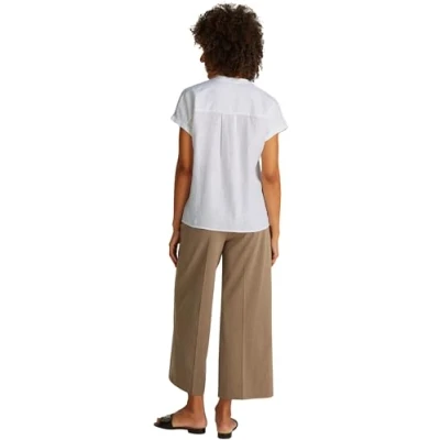 Abbildung von Tommy Hilfiger Kurzarmbluse ESS LINEN COLLARLESS S/S BLOUSE mit Logostickerei,kühlendes Premium Leinen