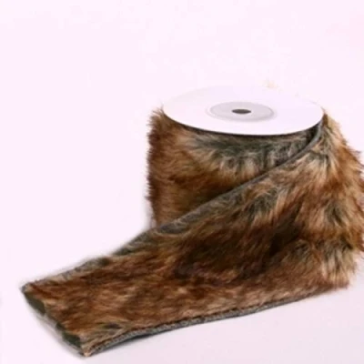 Abbildung von Shophaus24 Künstliches Fell Imitat in braun auf Rolle. Breite 8 cm, Länge 2 Meter.