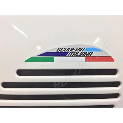 Abbildung von Vespa GTS 125 200 250 300 GTV Lüftungsschlitzverlängerung hinten rechts Italienische Flagge und Scuderia Italiana Aufkleber laminiertes Bild auf