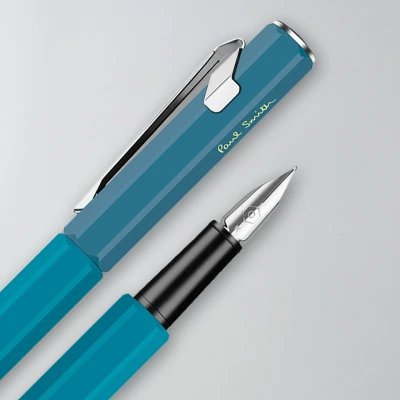 Abbildung von CARAN D&#039;ACHE Füllfederhalter + PAUL SMITH EDITION 4 / Cyan Blue &amp; Steel (F) Limitierte Edition. Ref. 841.342