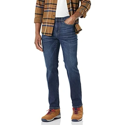 Abbildung von Amazon Essentials Herren Jeans mit gerader Passform und hohem Stretchanteil, Dunkle Waschung, 30W / 34L