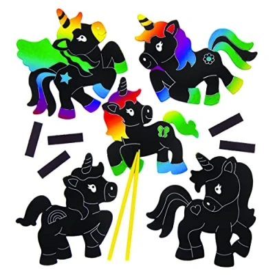 Abbildung von Baker Ross Kratzbild Bastelsets „Einhorn“ mit Magneten (10 Stück) buntes Regenbogen Kratzpapier Bastelidee für Kinder