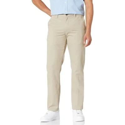 Abbildung von Amazon Essentials Herren Knitterarme Flatfront Chinohose, Enger Schnitt, Khakibraun, 40W / 32L