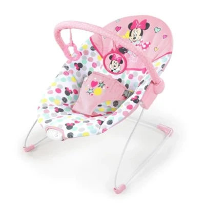 Abbildung von Bright Starts Disney Baby, Minnie Mouse Spotty Dotty, Babywippe mit Vibrationen, maschinenwaschbarem Sitzpolster, rutschfesten Füßen, 2 Hängespielzeugen, 0 6 monate