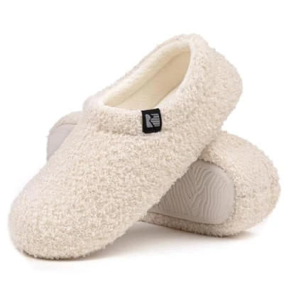 Abbildung von RockDove Damen Teddy Fleece Hausschuhe mit geschlossener Ferse für den Innenbereich, 42/43 EU, Off Weiß