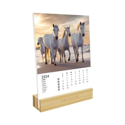 Abbildung von DRAEGER PARIS Kalender auf Ständer Pferde 2024 12 x 16,5 cm Jahr 7 Sprachen Monatlicher Schreibtisch Dekorationskalender Bambusbasis FSC® zertifiziertes Papier Pflanzentinten