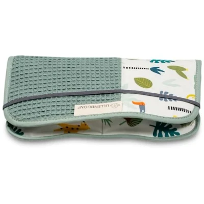 Abbildung von ULLENBOOM Windeltasche für unterwegs, Salbeigrün Regenwald, Made in EU Wickeltasche bis zu 3 Windeln, Feuchttücher &amp; weiteres Zubehör, Ideal als Wickelorganiser den Kinderwagen