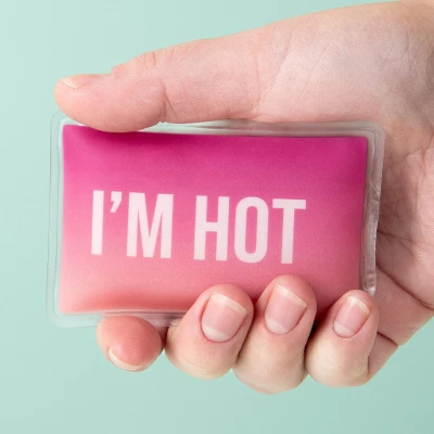 Abbildung von Fisura Originaler Handwärmer I’m hot“. Mini Gel Handwärmer, wiederverwendbar und perfekt für die Hosentasche. Hält Dich bei Outdoor Aktivitäten oder im Alltag warm. 1 Einheit.