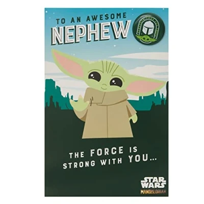 Abbildung von UK Greetings Disney The Mandalorian Geburtstagskarte für Neffen mit Umschlag Kinderdesign Grogu Baby Yoda und Anstecker