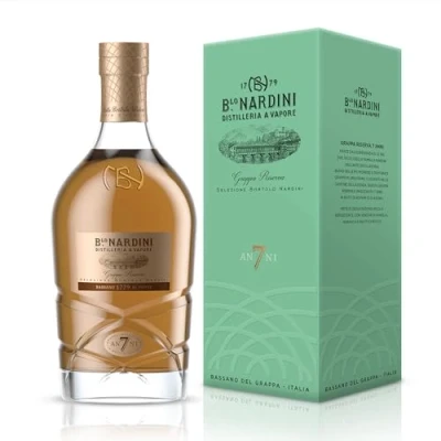 Abbildung von Nardini Reserva 7 Anni mit Geschenkverpackung Grappa (1 x 0.7 l)