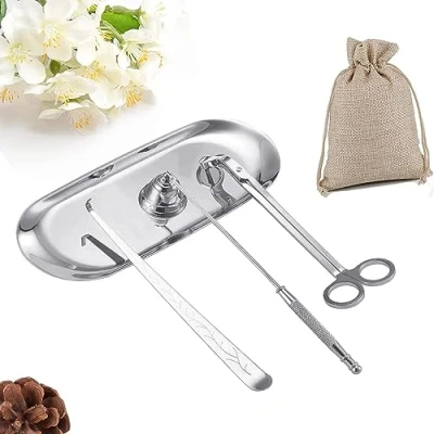 Abbildung von QeeHeng Kerzenlöscher Dochtschneider mit Tablett, 4 in 1 Kerzendocht Stopper, Flammenschneider, Kerzen Zubehör Set, Kerzenpflegeset, Kerzendochtlöffel, Feuerstopper (Silber)