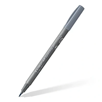 Abbildung von STAEDTLER brush pen pigment Arts, medium kaltgrau, pigmentierte Premium Zeichentusche, Pinselspitze für variable Linienbreite, wasserfest, schnelltrocknend, 10 pens im Kartonetui, 371 87