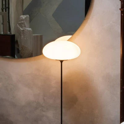 Abbildung von GUBI Stemlite Stehleuchte, schwarz chrom, 150 cm