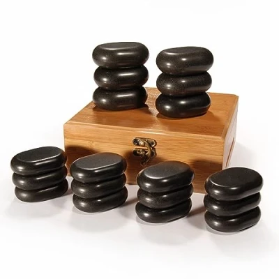 Abbildung von Master Massage Hot Stone Basaltstein Set in dekorativer Bambumskiste 18 St 100% Naturstein