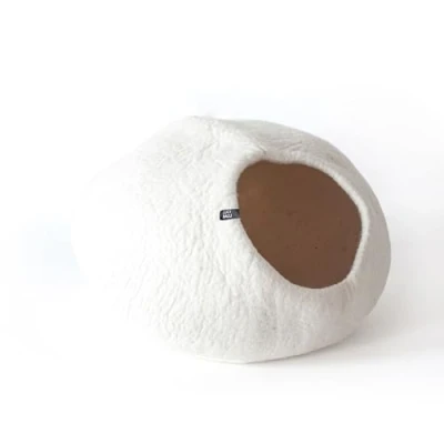 Abbildung von LucyBalu® Premium Katzenhöhle aus Filz Natürliches Katzenbett 100% Flauschiger Wolle Filzhöhle für Katzen handgefertigt in Nepal Kuschelhöhle 45x45x28 cm Weiß