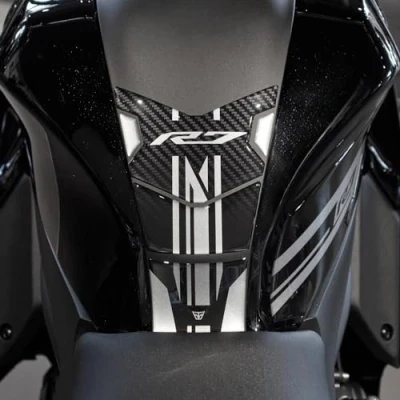 Abbildung von Resin Bike Aufkleber Motorrad Kompatibel Mit Yamaha YZF R7 2021 2024 Black. Schutz Tank Schutzfolie vor Stößen und Kratzern. Aufklebersatz 3D Harzklebstoff Stickers Made in Italy