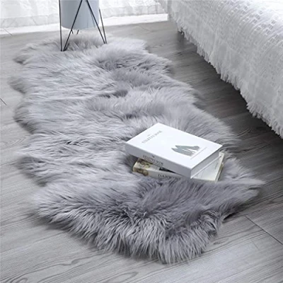Abbildung von HEQUN Faux Lammfell Schaffell Teppich Kunstfell Dekofell Lammfellimitat Longhair Fell Nachahmung Wolle Bettvorleger Sofa Matte (60 x 160 cm, Grau)