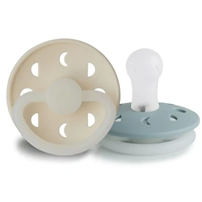 Abbildung von FRIGG Mondphase Silikon Nacht Schnuller 2 Packung Symmetrischer Sauger in Kirschform BPA frei Hergestellt Dänemark (Stone Blue Night/Cream Night, Größe (6 18 Monate))