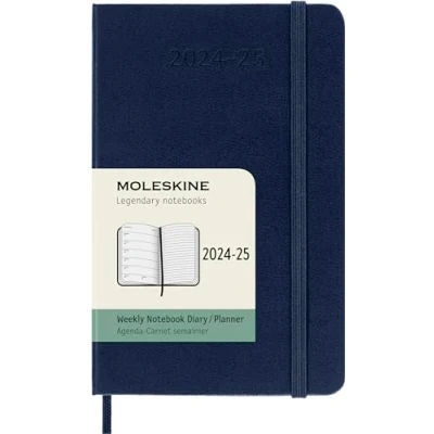 Abbildung von Moleskine Wochenplaner 2024 2025, WochenAgenda 18 Monate 2025 mit Platz für Notizen, Hardcover und elastischem Verschluss, Taschenformat 9 x 14 cm, Farbe Saphirblau