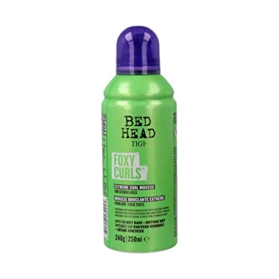 Abbildung von Bed Head by TIGI Foxy Curls Lockenmousse für starken Halt, 250 ml