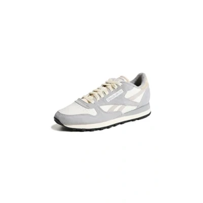 Abbildung von Reebok Unisex Classic Leather Sneaker, Chalk/Grey 3/Moonstone, 41 EU