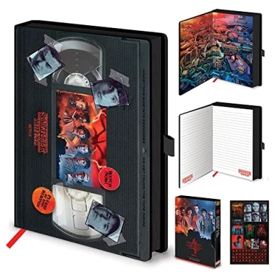 Abbildung von empireposter Stranger Things S4 VHS Offizielles Premium Lizenz Notizbuch im A5 Format Größe 15x21 cm