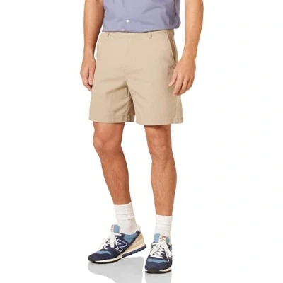 Abbildung von Amazon Essentials Herren 18 cm Lange Chinohose aus Komfort Stretch mit klassischer Passform, Bräunen, 40W