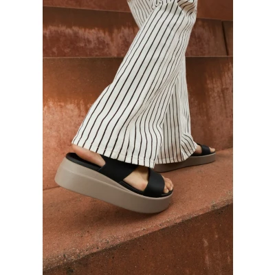 Abbildung von Crocs Brooklyn LOW Wedge Plateausandalette, Damen, Größe: 36/37, Black/mushroom Schuhe
