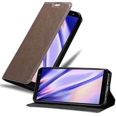 Abbildung von Cadorabo Hülle kompatibel mit Samsung Galaxy J6 2018 aus Premium Kunst Leder Flip Klappbare Stoßfeste Magnetische [Standfunktion] [Kartenfächern] Cover für Tasche in Braun