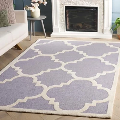 Abbildung von SAFAVIEH Modern Teppich für Wohnzimmer, Esszimmer, Schlafzimmer Cambridge Collection, Kurzer Flor, Silber und Elfenbein, 152 X 244 cm