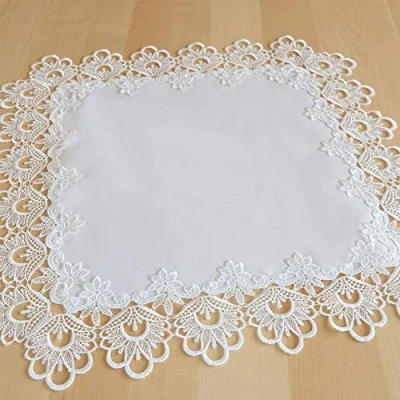 Abbildung von matches21 HOME &amp; HOBBY Tischdecke Mitteldecke Stickerei Spitze wollweiß 60x60 cm (1 tlg)