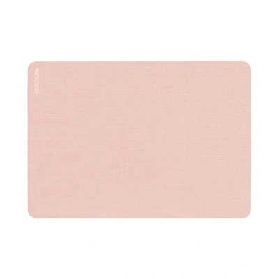 Abbildung von Incase Hardshell in Woolenex Hülle MacBook Pro 13 inch 2020 Blush Pink mit Lüftungsschlitzaussparungen INMB200650 BLP