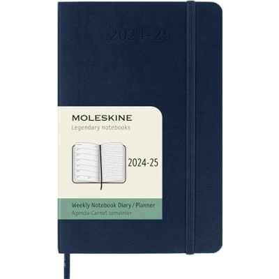 Abbildung von Moleskine Wochenplaner 2024 2025, WochenAgenda 18 Monate 2025 mit Platz für Notizen, weicher Abdeckung und elastischem Verschluss, Taschenformat 9 x 14 cm, Farbe Saphirblau