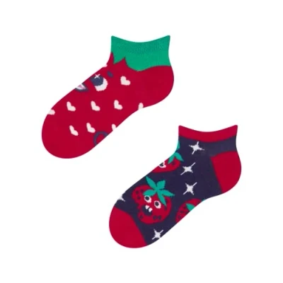 Abbildung von Dedoles Sneaker Socken Low Cut Füßlinge Kinder Mädchen Jungen Baumwolle lustiges Design Geschenk links rechts verschieden, 1 Paar, Farbe Rot, Motiv Happy Strawberries sneaker, Gr. 23 26