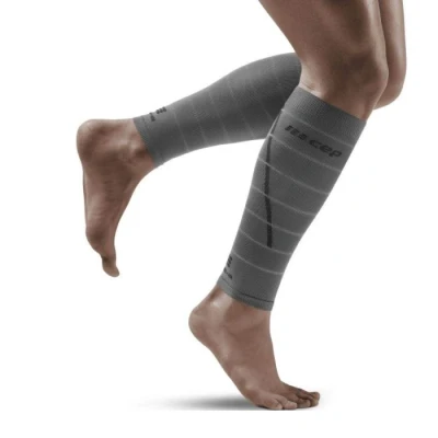 Abbildung von CEP THE RUN Compression Refelctive CALF Sleeves MADE IN Germany Beinwärmer, Herren, Größe: XL, Grey