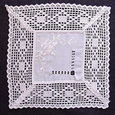 Abbildung von matches21 HOME &amp; HOBBY Tischdecke Mitteldecke Landhaus Häkelspitze 35x35cm (1 tlg)