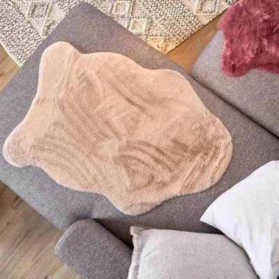 Abbildung von Astra Hochwertiger Kunstfell Teppich flauschig Wohnzimmer Hochflorteppich Lammfell Schaffell Accessoire Dekofell beige Shape 55 x 80 cm