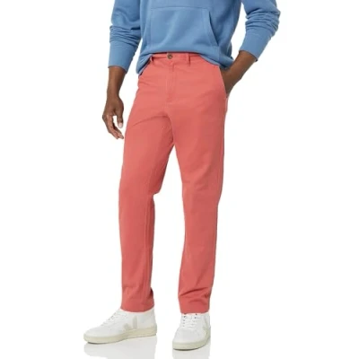 Abbildung von Amazon Essentials Herren Legere Stretch Chinohose in sportlicher Passform (in Übergröße erhältlich), Himbeerrot, 28W / 29L