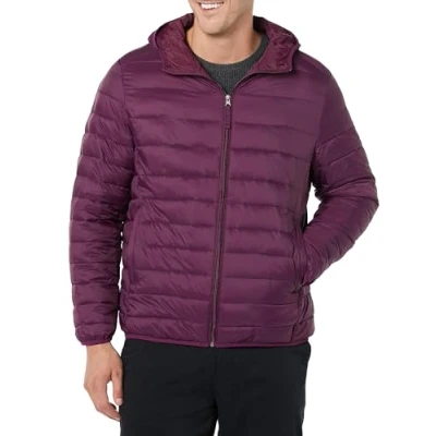 Abbildung von Amazon Essentials Herren Leichte, Wasserabweisende, verstaubare Kapuzenjacke, Dunkelpurpur, XS
