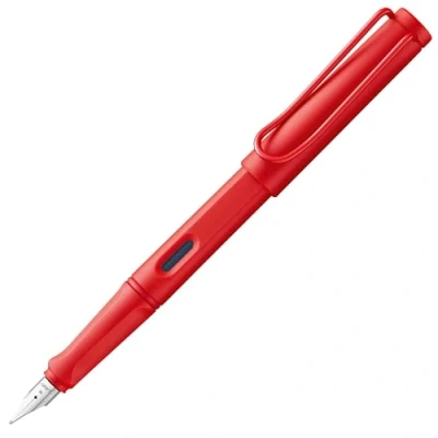 Abbildung von LAMY safari moderner Füllhalter 020 aus robustem Kunststoff in strawberry mit ergonomischem Griff und Stahlfeder Stichbreite EF, inkl. Tintenpatrone T 10 blau